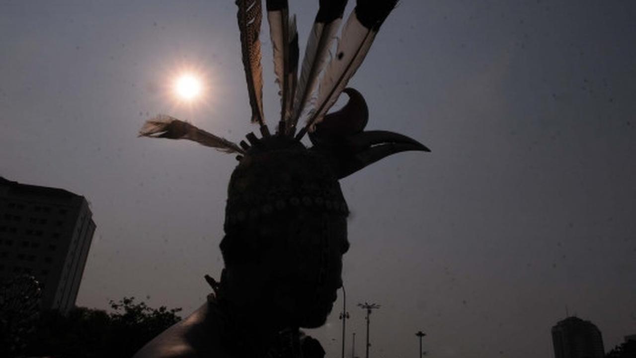 Demo setahun Jokowi-JK, mahasiswa gelar teatrikal tarian Dayak
