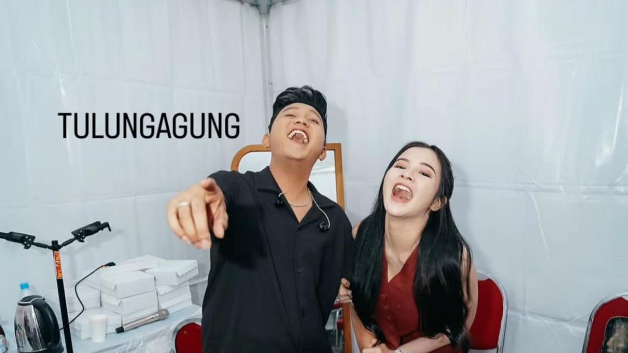 7 Potret Bella Bonita Temani Denny Caknan di Backstage, Bukti Kesetiaan yang Romantis