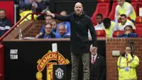 Manajer Manchester United Erik ten Hag memberikan instruksi dalam pertandingan Liga Inggris melawan&nbsp;Brighton&nbsp;&amp; Hove Albion di Stadion Old Trafford, Manchester, Sabtu, 16 September 2023. MU kalah 1-3 dari Brighton. (AP Photo/Dave Thompson)