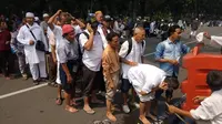 Ratusan massa sudah berkumpul di depan Patung Kuda, Jl Medan Merdeka Barat, Jakarta Pusat. Sebagian massa tampak bersiap untuk Salat Dzuhur.