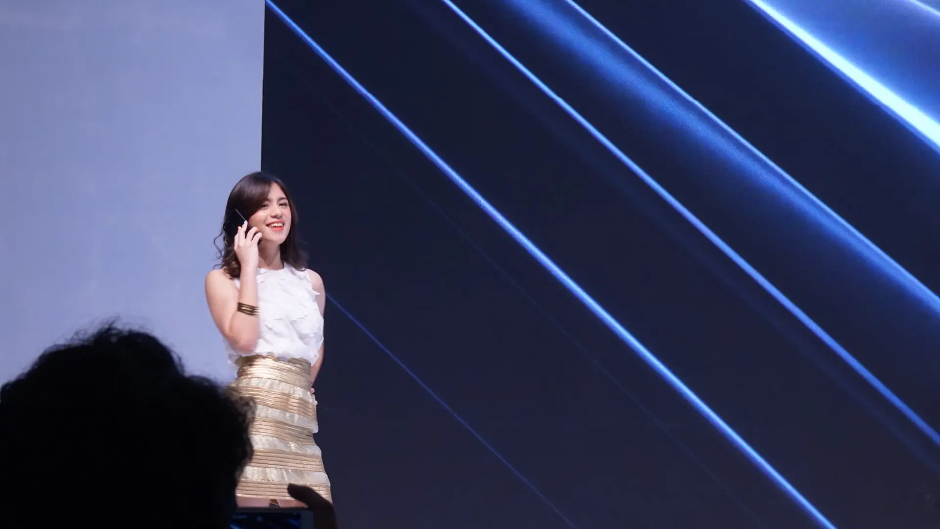 Member JKT48 Thalia Ivanka Elizabeth Frederik memamerkan Mi A1 di panggung peluncuran Xiaomi Mi A1 (Liputan6.com/ Agustin Setyo W)