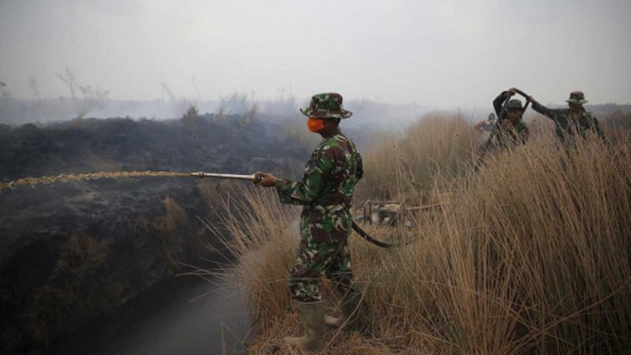 Aksi TNI jinakkan kabut asap di Sumsel