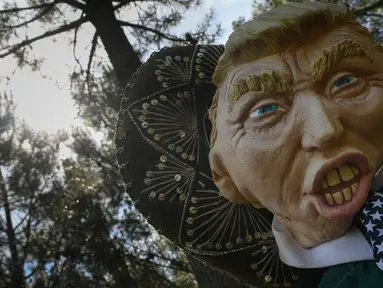 Sebuah orang-orangan sawah menyerupai Presiden AS Donald Trump ditampilkan dalam kontes orang-orangan sawah di desa A Lama, Spanyol, 10 Juni 2017. Dalam acara tahunan itu, kreasi para penduduk dipajangkan di tempat-tempat strategis. (MIGUEL RIOPA/AFP)