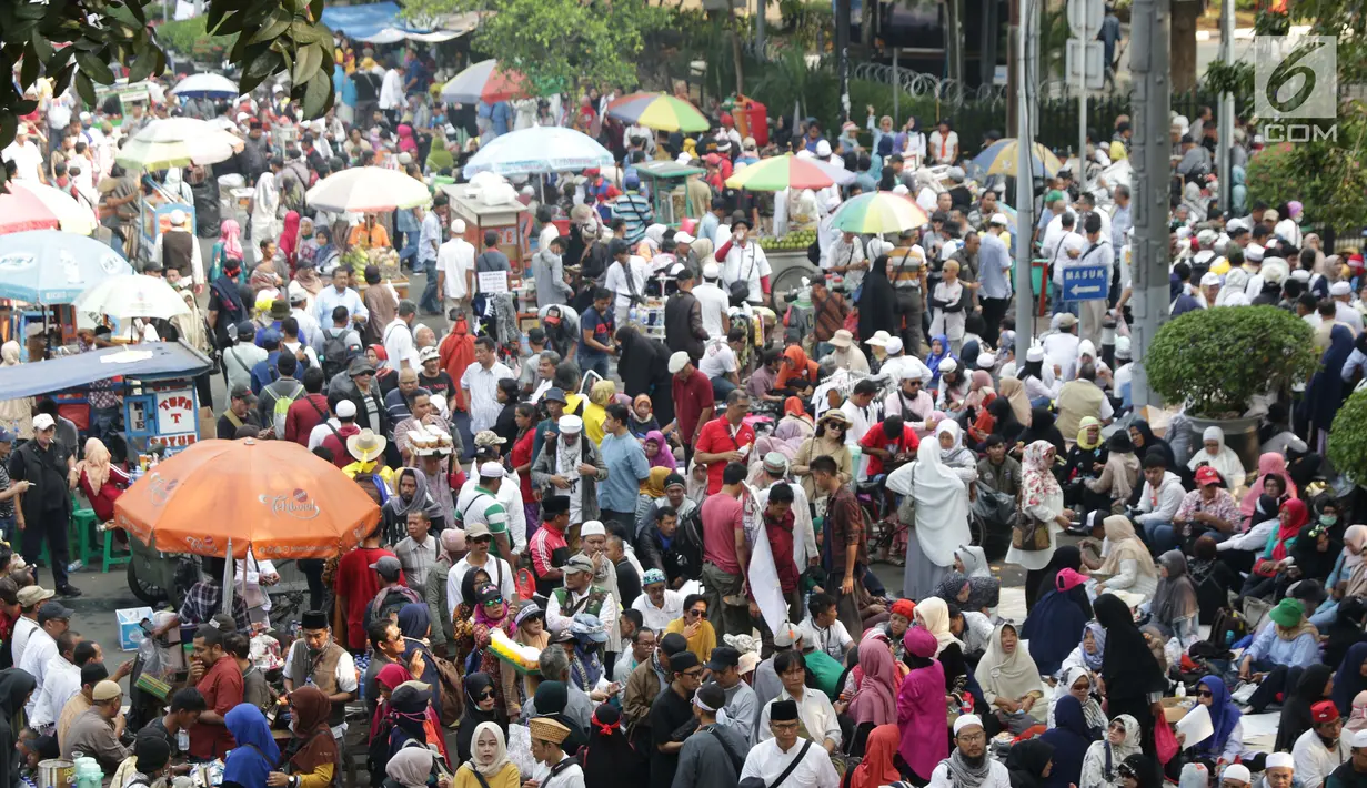 Massa aksi berkumpul di sekitaran Patung Kuda Arjuna Wiwaha di Jalan Medan Merdeka Barat, Jakarta, Kamis (27/6/2019). Massa aksi berkumpul terkait pelaksanaan sidang putusan perselisihan hasil Pilpres 2019 di Gedung Mahkamah Konstitusi. (Liputan6.com/Helmi Fithriansyah)
