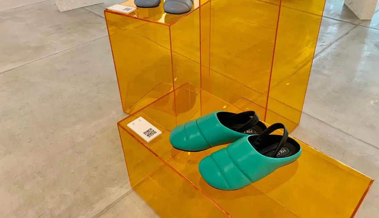 Selain itu hadir pula sepatu dengan desain hybrid mules menggunakan material genuine leather yang terasa nyaman dan lembut. (Dok/Hilda Iriyanti Rahma).