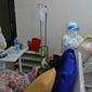 Perawat menyiapkan makanan di ruangan pasien di Rumah Sakit Haji, Jakarta, Jumat (9/5/2020). Garda terdepan penanganan Covid-19 ini tetap menjalani bulan Ramadan di sela-sela menangani pasien terinfeksi dengan melakukan tadarus Al Quran dan juga buka puasa bersama. (Liputan6.com/Herman Zakharia)