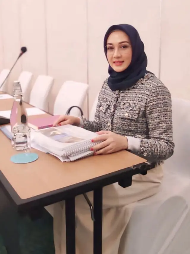 6 Fashion Ibu Pejabat ala Dina Lorenza, Sederhana dan Modis untuk Usia 50 Tahun