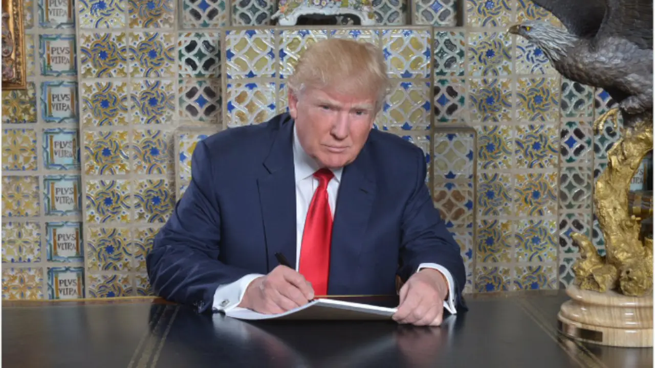 [Bintang] Lagi Nulis, Foto Donald Trump Ini Jadi Bahan 10 Meme Kocak!
