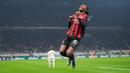 Pemain AC Milan, Rafael Leao, melakukan selebrasi setelah mencetak gol ke gawang Lazio pada laga pekan ke-13 Serie A 2025/2026 di Stadion San Siro, Minggu, (30/11/2025). (AP Photo/Antonio Calanni)