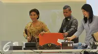 Menteri KKP, Susi Pudjiastuti tiba untuk konferensi pers di Kantor Kementerian, Jakarta, Kamis (15/10/2015). Susi berencana akan menenggelamkan 14 dari 18 kapal pada 19-20 Oktober 2015. (Liputan6.com/Andrian M Tunay)