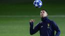 Pemain Juventus, Cristiano Ronaldo, mengontrol bola dengan kepala saat latihan di Stadion Allianz, Turin, Senin (26/11). Latihan ini persiapan jelang laga Liga Champions melawan Valencia. (AFP/Marco Bertorello)