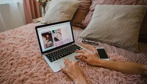 Laptop yang Sering Dipakai di Atas Kasur Bisa Cepat Rusak? Ketahui Bahaya dan Tips Penggunaan Aman