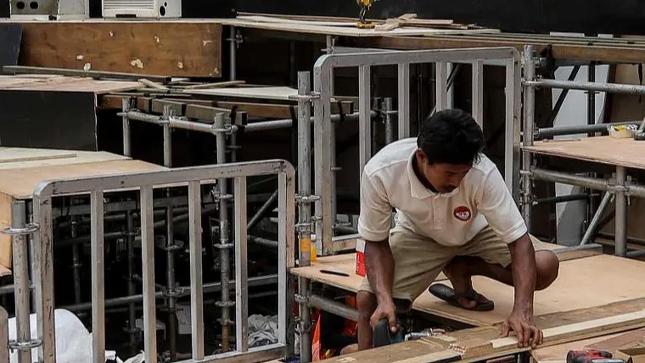 Persiapan itu meliputi pembuatan area panggung debat yang sedang dirakit oleh para pekerja di halaman Gedung KPU RI.