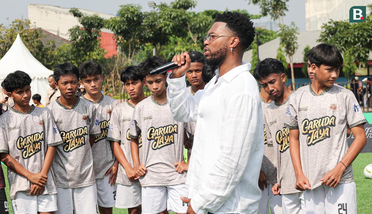 Daniel Sturridge, memberikan pesan kepada para talenta muda Bekasi pada acara Second Chance yang berkolabolasi dengan EA FC Mobile di Plaza dan Stadion Patriot Candrabhaga, Kota Bekasi, Minggu (29/3/2026) pagi. (Bola.com/Abdul Aziz)