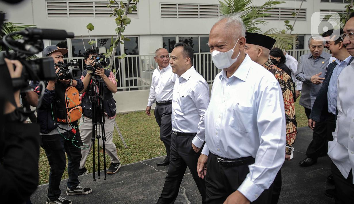 Wakil Ketua DPR RI Sufmi Dasco Ahmad (tengah) saat melakukan sidak lokasi pembangunan proyek Meikarta di Cikarang, Kabupaten Bekasi, Jawa Barat, Selasa (14/3/2023). Sufmi Dasco Ahmad memimpin rombongan belasan anggota DPR RI meninjau langsung lokasi pembangunan proyek Meikarta untuk mengetahui kondisi bangunan apartemen yang mangkrak sehingga membuat banyak konsumen merasa dibohongi serta dirugikan. (Liputan6.com/Faizal Fanani)