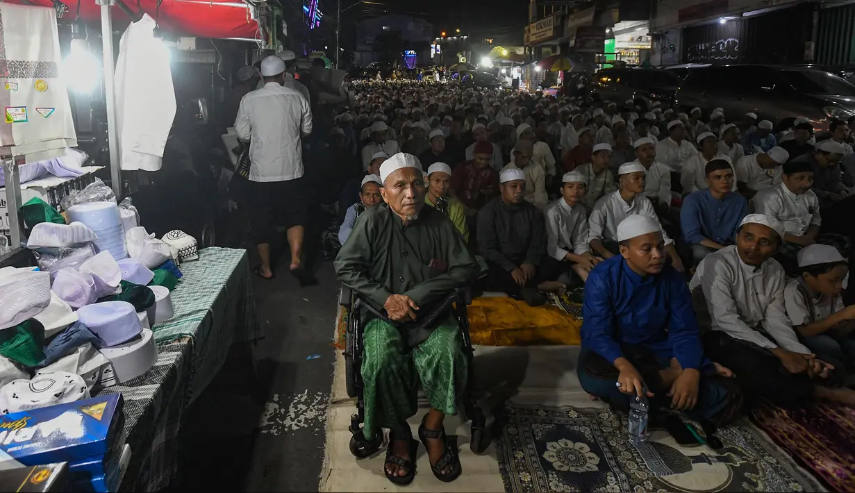 Ketika jelang akhir Ramadan, terutama saat malam ganjil, Masjid An Nur Empang, Bogor ramai didatangi ribuan jemaah dari berbagai daerah untuk beribadah mencari berkah malam lailatul qadar atau malam seribu bulan. (merdeka.com/Arie Basuki)