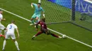 Striker Timnas Belgia, Romelu Lukaku mencetak gol ke gawang Timnas Slovakia yang akhirnya dianulir wasit akibat lebih dahulu terperangkap offside setelah memeriksa rekaman VAR pada laga Grup E Euro 2024 di Waldstadion, Frankfurt, Jerman, Senin (17/6/2024). (AP Photo/Themba Hadebe)
