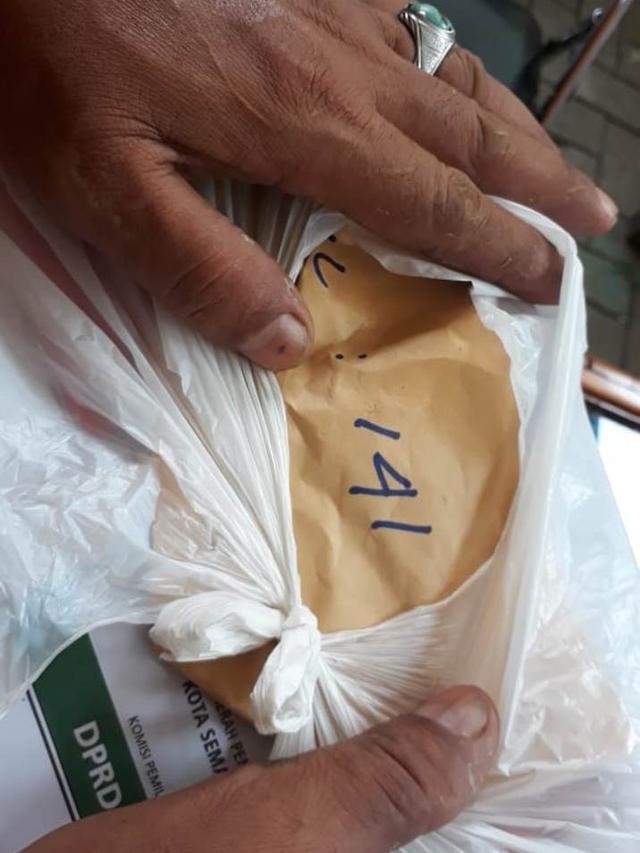 Surat suara di sejumlah TPS Kelurahan Kembangarum, Semarang Barat, tertukar dengan Dapil lain. (Foto: Liputan6.com/Felek Wahyu)