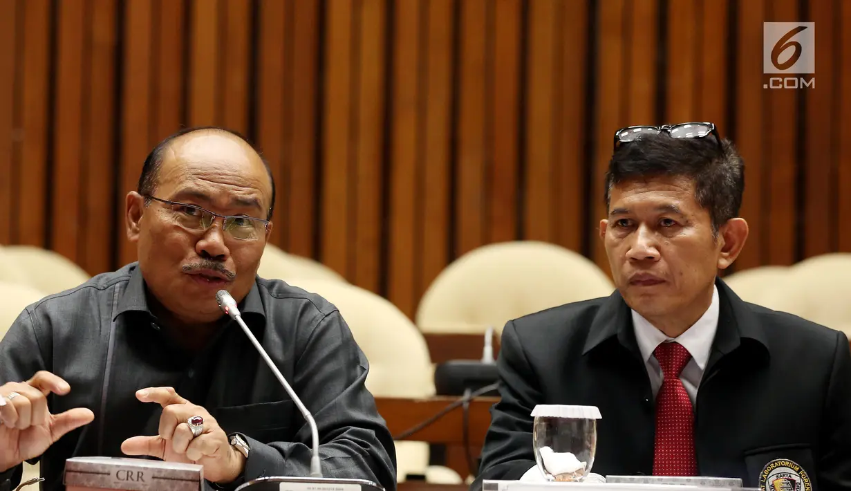 Kepala Puslabfor Bareskrim Polri Brigjen Pol Alexander Mandalika (kiri) memberi keterangan saat rapat dengan Pansus Hak Angket KPK di gedung DPR, Jakarta, Kamis (14/9). Rapat membahas rekaman CCTV OTT KPK terhadap BPK. (Liputan6.com/Johan Tallo)
