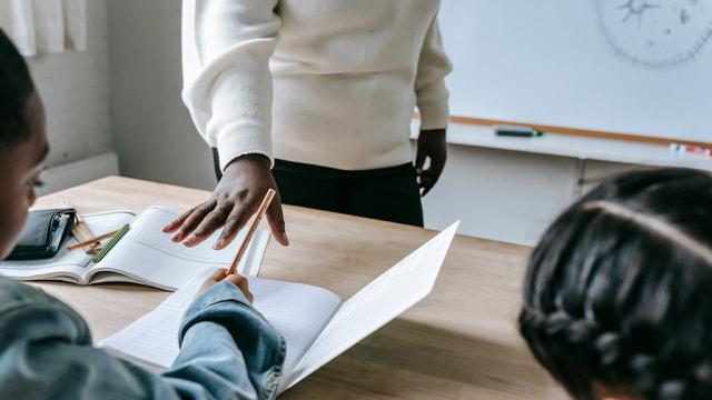 Siswa belajar di kelas bersama guru (Pexels)