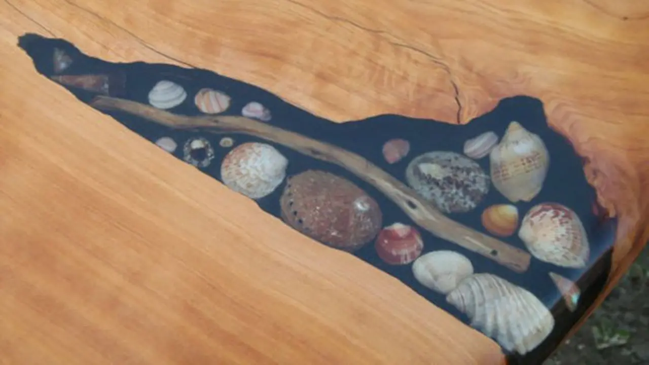 Meja Kayu dengan Aksen Kerang Laut