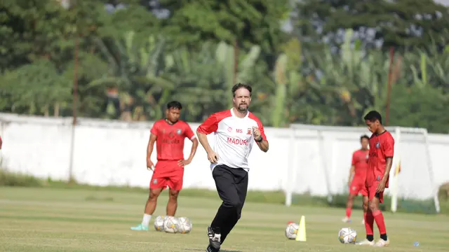 Pelatih Madura United, Mauricio Souza