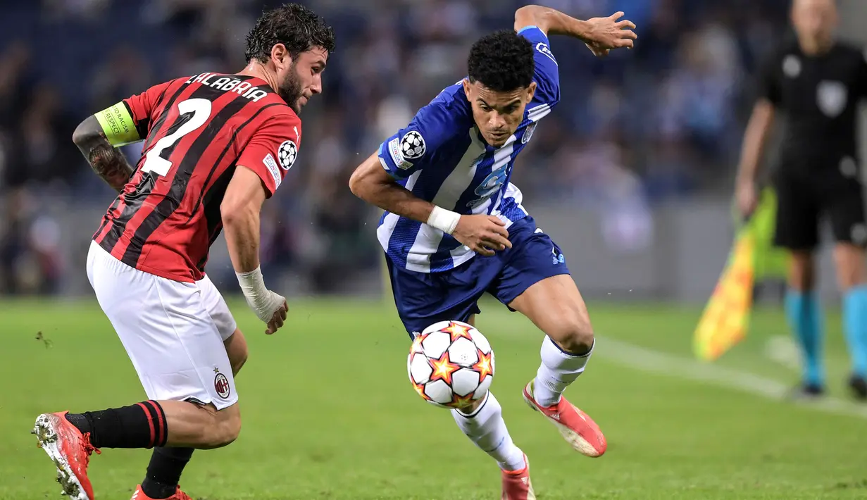 FC Porto tampil menekan sejak dimulainya babak pertama. Luis Diaz (kanan) hampir membuat tuan rumah unggul saat laga baru berjalan lima menit. Namun, tembakannya masih mengenai tiang gawang. (AFP/Fernando Veludo)