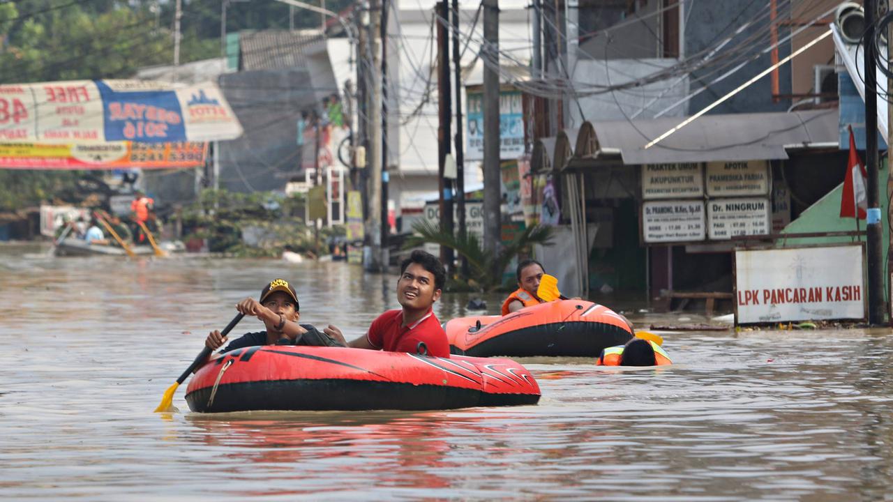 VIDEO: Kondisi Bekasi Dikepung Banjir, Jalan Utama Lumpuh & Banyak Mobil Terendam