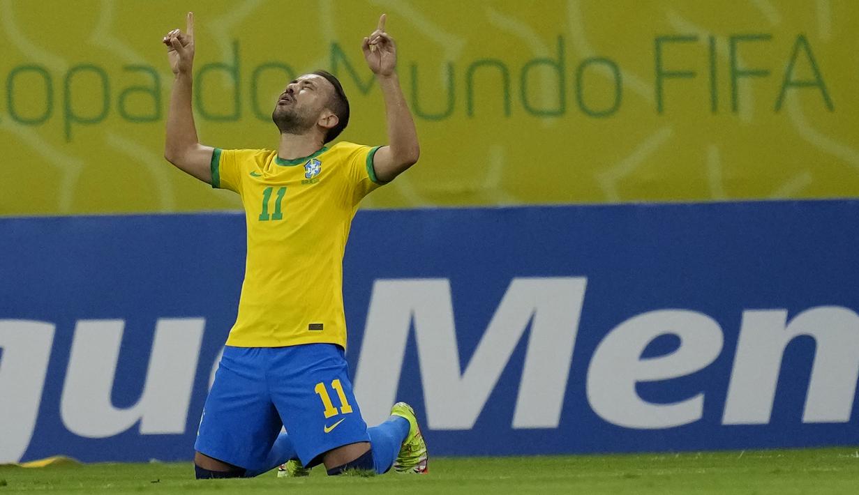Brasil langsung unggul 1-0 di menit ke-14 lewat Everton Ribeiro. Ia berhasil memanfaatkan umpan tarik Neymar yang berhasil mencuri bola dari penguasaan bek Peru, Anderson Santamaria. (Foto: AP/Andre Penner)