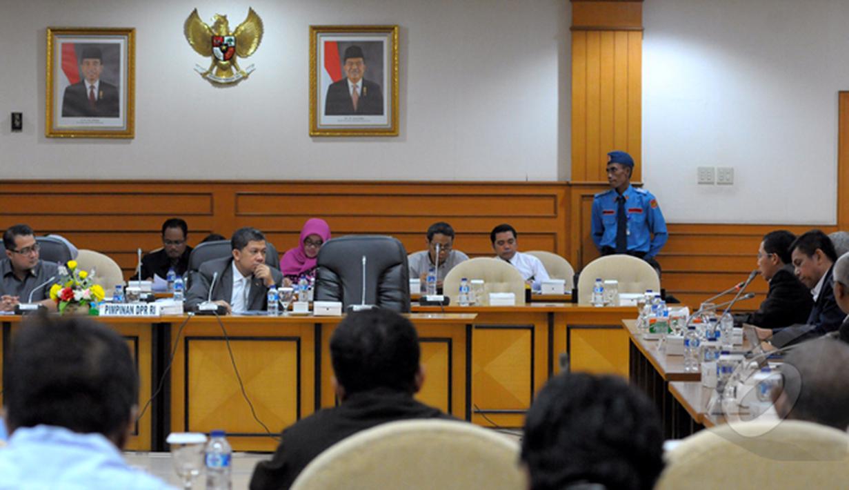 Wakil Ketua DPR RI Fachri Hamzah (keempat dari kiri) menggelar rapat dengar pendapat umum bersama PSSI dan perwakilan 18 klub kompetisi Indonesia Super League (ISL) di Gedung DPR RI, Jakarta (23/2/2015). (Liputan6.com/Andrian M Tunay)