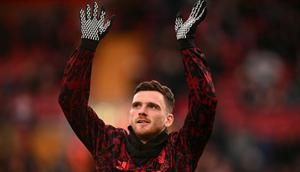 Bek Liverpool asal Skotlandia bernomor punggung 26, Andrew "Andy" Robertson, bereaksi saat melakukan pemanasan menjelang pertandingan Liga Inggris antara Liverpool dan Wolverhampton Wanderers di Anfield, Liverpool, barat laut Inggris pada 27 Desember 2025.
(Oli SCARFF/AFP)