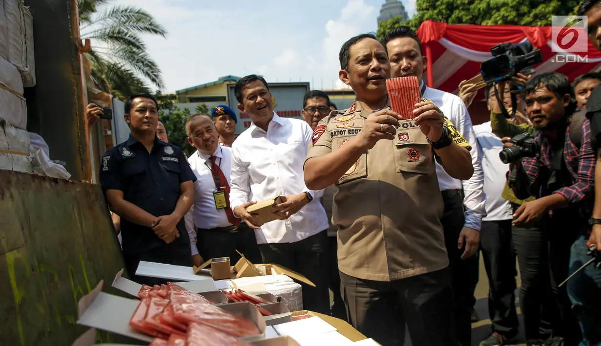 apolda Metro Jaya Irjen Gatot Eddy Pramono menunjukkan barang bukti saat rilis kasus penyelundupan dan barang ilegal di Halaman Ditreskrimsus Polda Metro Jaya, Rabu (14/8/2019). (Liputan6.com/Faizal Fanani)