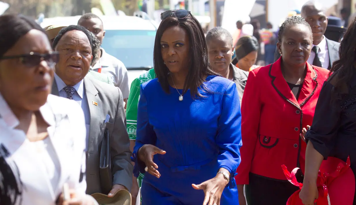 Ibu Negara Zimbabwe, Grace Mugabe berbincang dengan para peserta pameran pertanian di Ibu Kota Harare, Jumat (25/8).  Grace Mugabe terkesan menghindari wartawan terkait kasus dugaan penganiayaan terhadap seorang model Afsel (AP Photo/Tsvangirayi Mukwazhi)