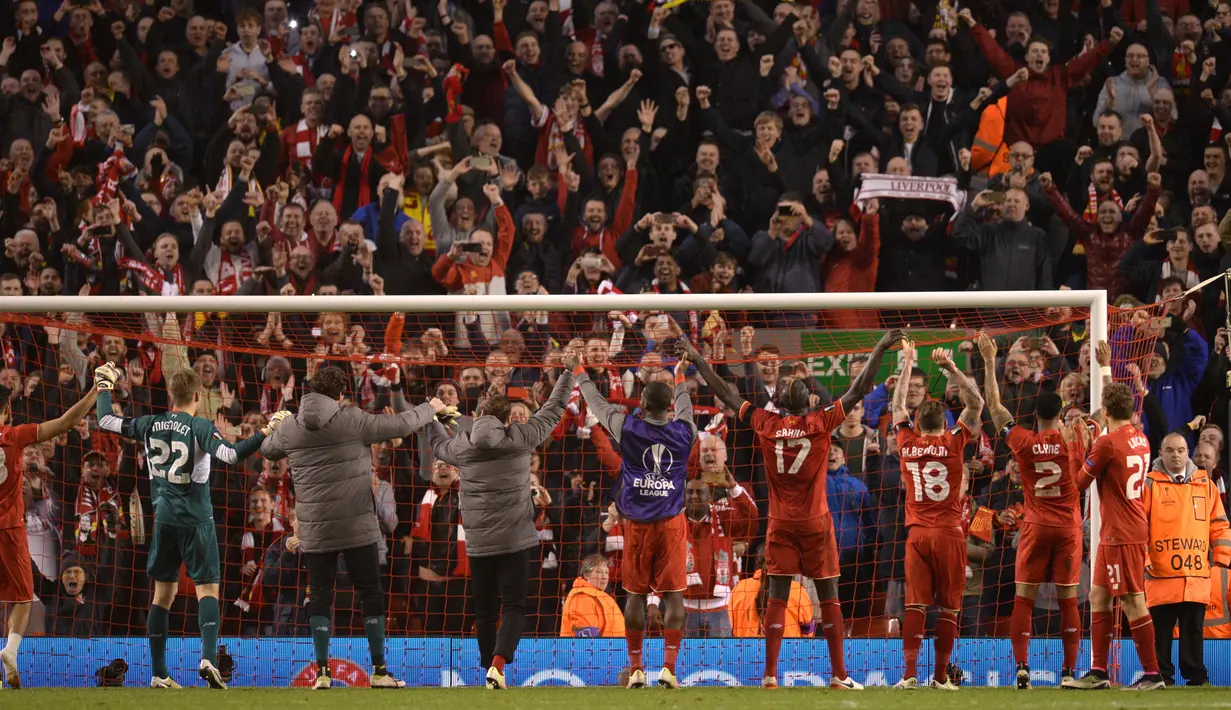 Pemain Liverpool merayakan kemenangan bersama suporter usai menang 4-3 melawan Borussia Dortmund di stadion Anfield, Inggris, (14/4). Sempat tertinggal 0-2 di babak pertama, akhirnya liverpool dapat membalik keadaan di babak kedua.( OLI SCARFF / AFP)
