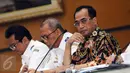 Menhub, Budi Karya Sumadi (kanan) menyimak pertanyaan terkait kesiapan angkutan jelang Natal 2016 dan Tahun Baru 2017 di Jakarta, Selasa (6/12). Diprediksi arus libur panjang terjadi dua hari jelang natal dan tahun baru. (Liputan6.com/Helmi Fithriansyah)