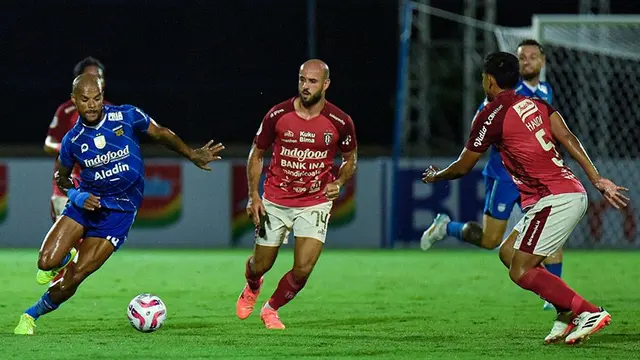 Bali United Vs Persib Bandung.