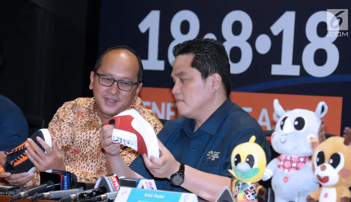 Ketua Kadin Indonesia, Roslan P Roslani (kiri) bersama Ketua Inasgoc, Erick Thohir melihat produk sepatu UMKM berlisensi Asian Games 2018 di Jakarta, Rabu (30/5). Beberapa produk diperkenalkan. (Liputan6.com/Helmi Fithriansyah)