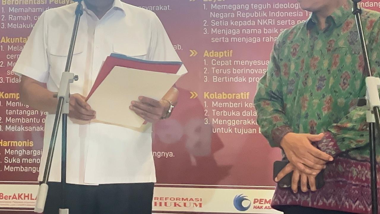 Menkum Supratman Serahkan Keppres Abolisi dan Amnesti Tom Lembong dan Hasto Kristiyanto