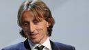Gelandang Real Madrid asal Kroasia, Luka Modric saat menerima piala pemain terbaik UEFA di The Grimaldi Forum di Monaco, (30/8). Modric berhak atas gelar Pemain Terbaik UEFA dengan mengoleksi 313 poin. (AFP Photo/Valery Hache)