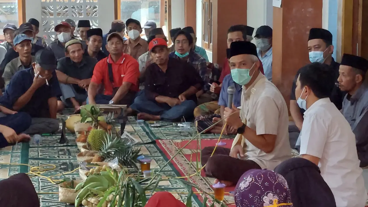 Gubernur Jawa Tengah Ganjar Pranowo berdiskusi dengan warga