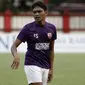 Pemain PSM Makassar, Ferdinand Sinaga, saat latihan di Stadion PTIK, Jakarta, Minggu (2/12). Latihan ini persiapan jelang laga Liga 1 melawan Bhayangkara FC. (Bola.com/Yoppy Renato)