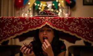 Ilustrasi Tradisi Makan Anggur saat Tahun Baru. (Gemini AI)