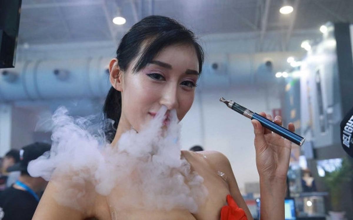 Antusiasme pengunjung & sales isap e-rokok di Vape China Expo