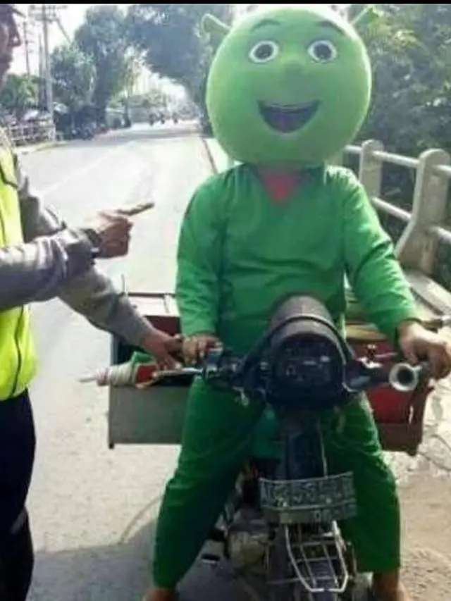 Tampil Beda, Ini 10 Potret Unik Orang Jualan Pakai Kostum Ini Niat Banget