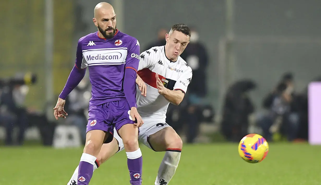 Selepas jeda, Fiorentina tak mengendurkan serangan meski telah unggul 3-0. Riccardo Saponara (kiri) dan kolega terus menekan ke jantung pertahanan Genoa.  (La Presse via AP/Tano Pecoraro)