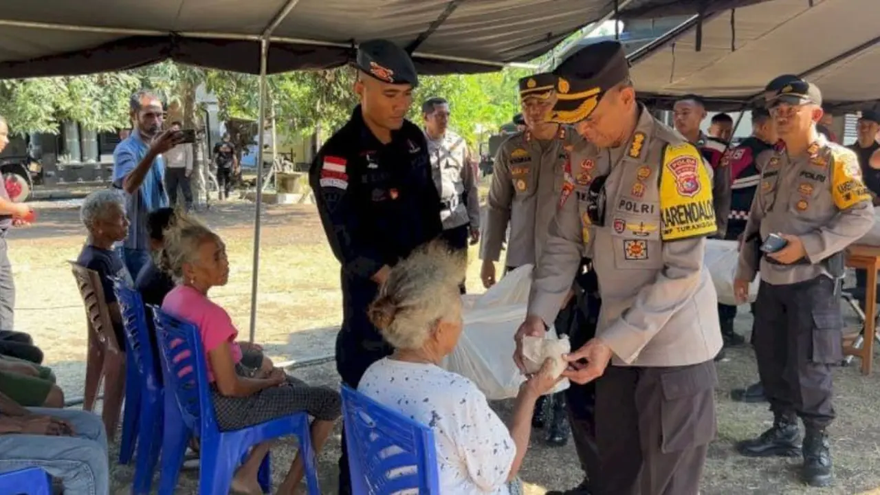Karo Ops Polda NTT, Kombes Pol Deonijiu De Fatima saat memberikan. Bantuan bagi korban yang terdampak perang tanding di Adonara (Liputan6.com/Ola Keda)