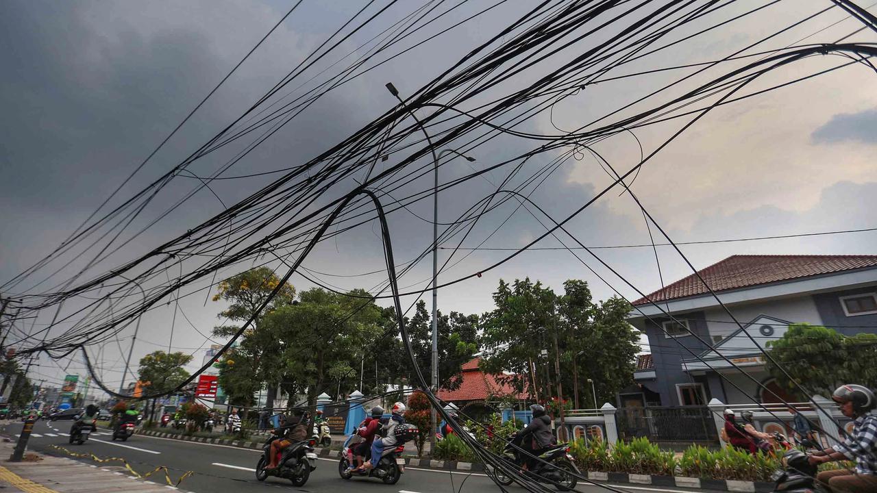 FOTO: Penertiban Kabel Udara di  Depok