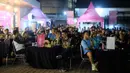 Meskipun kedua komunitas saling adu teriakan yel-yel penambah semangat hingga nyanyian khas klub, acara Roaring Night yang dipersembahkan oleh jaringan hemat dan cepat Tri tetap berlangsung aman dan lancar sampai akhir pertandingan. (Istimewa)