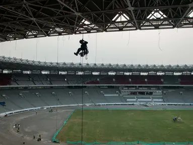 Suasana pembangunan Stadion Utama Gelora Bung Karno di Senayan, Jakarta, Selasa (23/5). Kementerian PUPR menargetkan pembangunan infrastruktur dan rehabilitasi kawasan Gelora Bung Karno dapat selesai pada Oktober 2017. (Liputan6.com/Gempur M. Surya)
