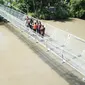 Pusjatan membangun Jembatan Gantung teknologi JudesA menghubungkan desa terpencil di Cianjur. (Liputan6.com/Humas PU Bandung)
